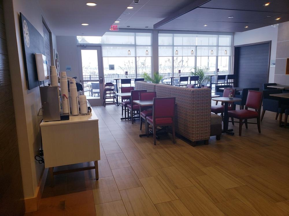 Holiday Inn Express & Suites By Ihg Altoona By Ihg Exterior foto