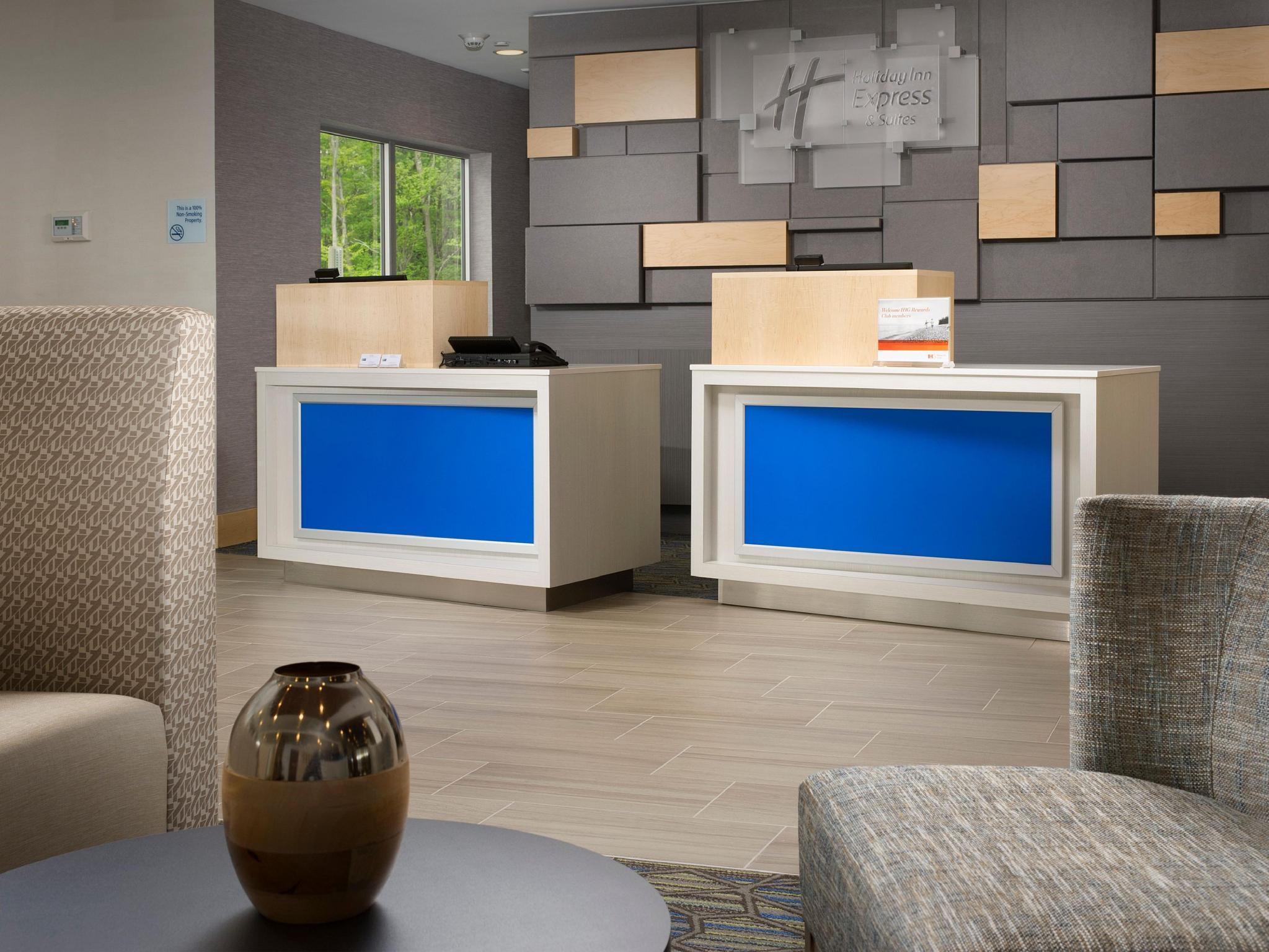 Holiday Inn Express & Suites By Ihg Altoona By Ihg Exterior foto