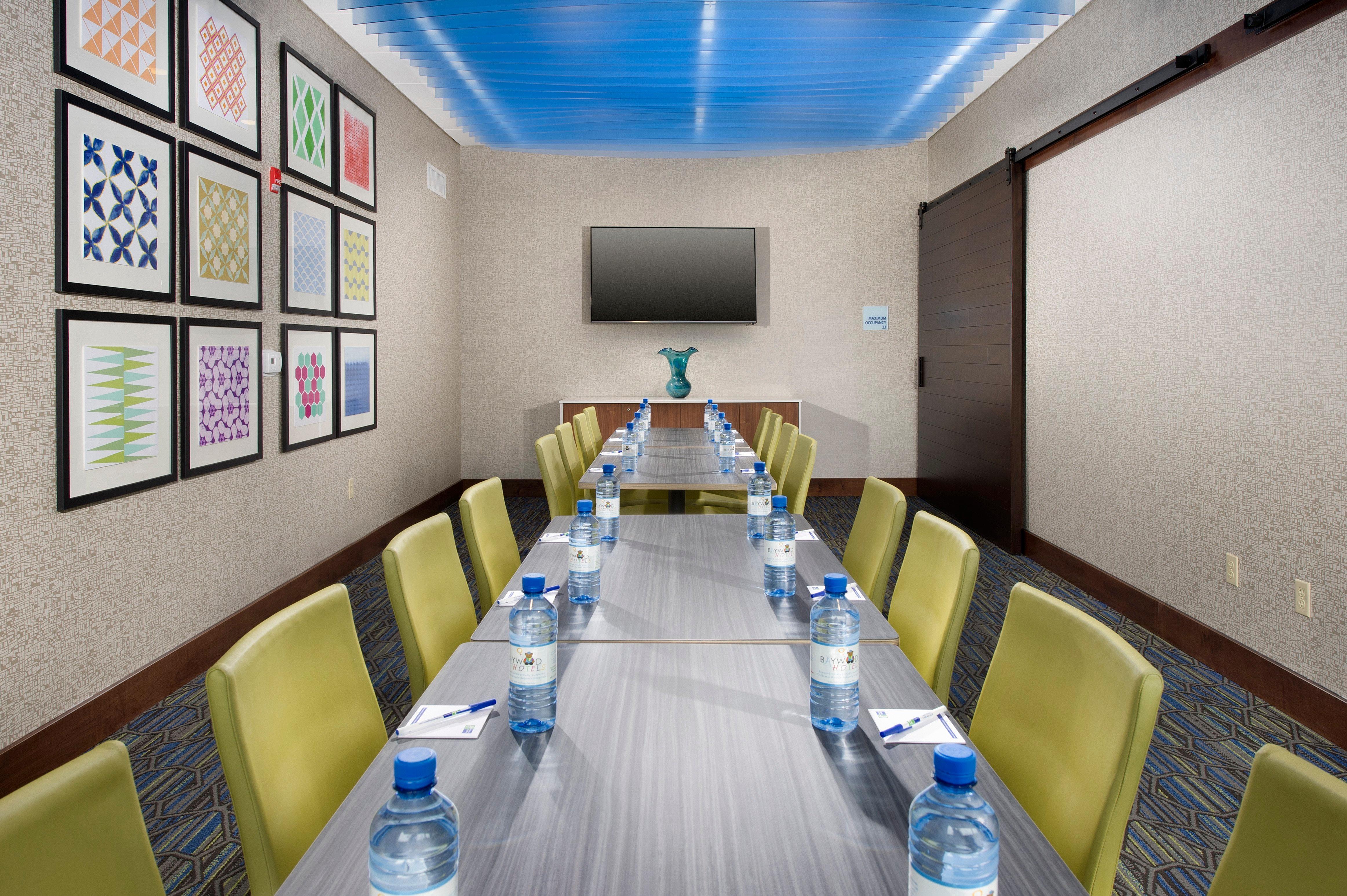 Holiday Inn Express & Suites By Ihg Altoona By Ihg Exterior foto