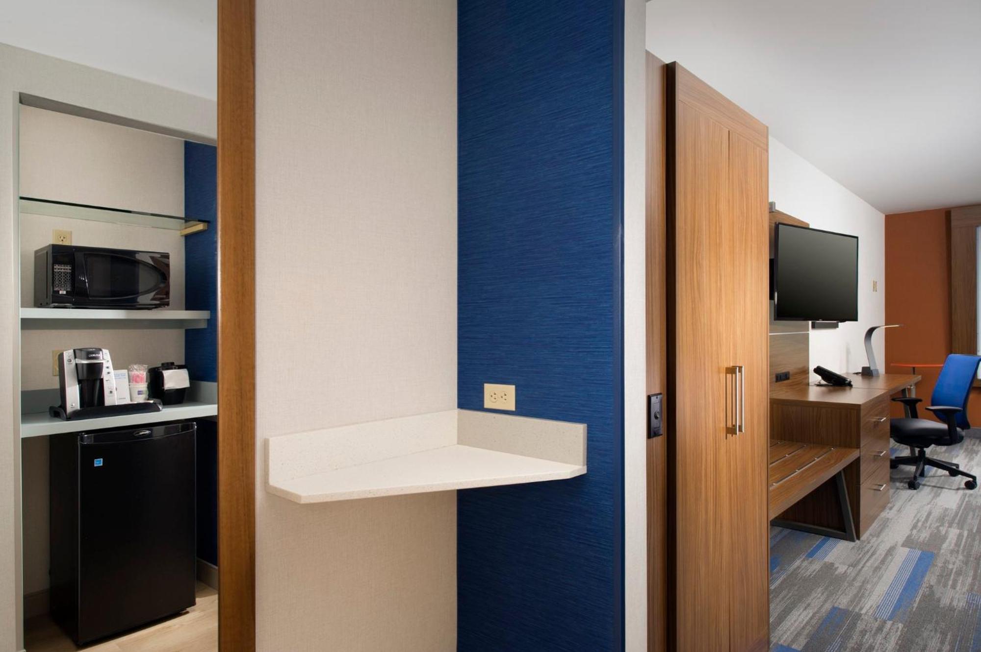 Holiday Inn Express & Suites By Ihg Altoona By Ihg Exterior foto