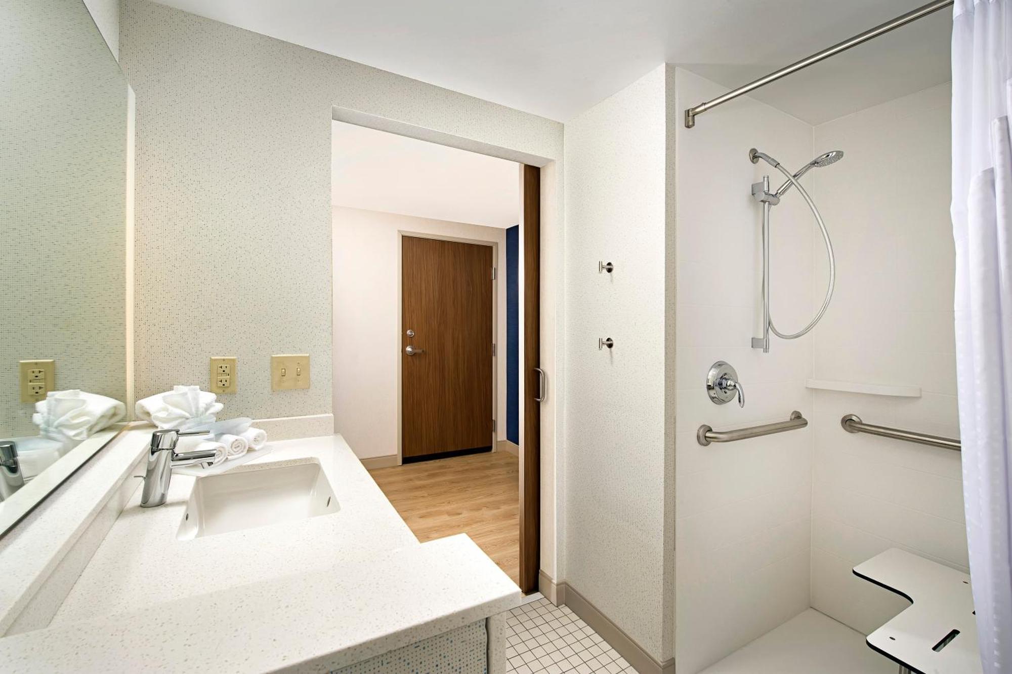 Holiday Inn Express & Suites By Ihg Altoona By Ihg Exterior foto